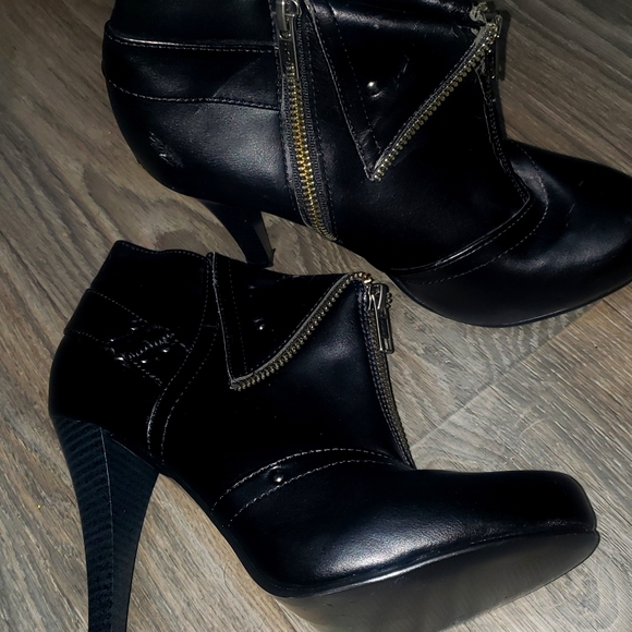 Ankle booties - Picture 1 of 4